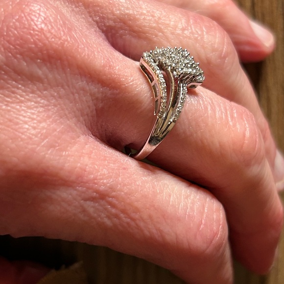 10k ladies White gold diamond ring - Picture 12 of 13